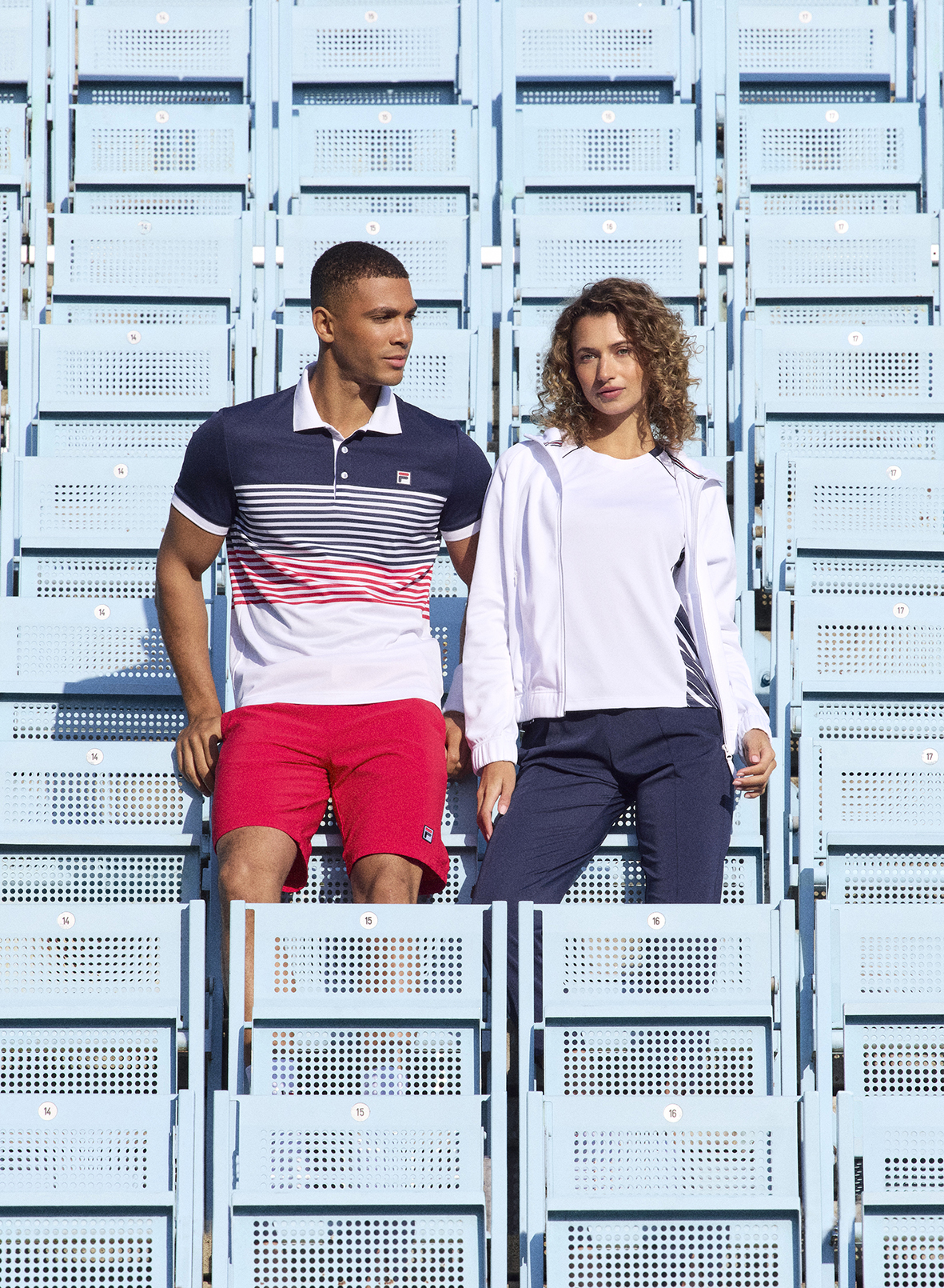  Poloshirt,  gestreift,  rote shorts,  weiße Kapuzenjacke,  Freizeitkleidung